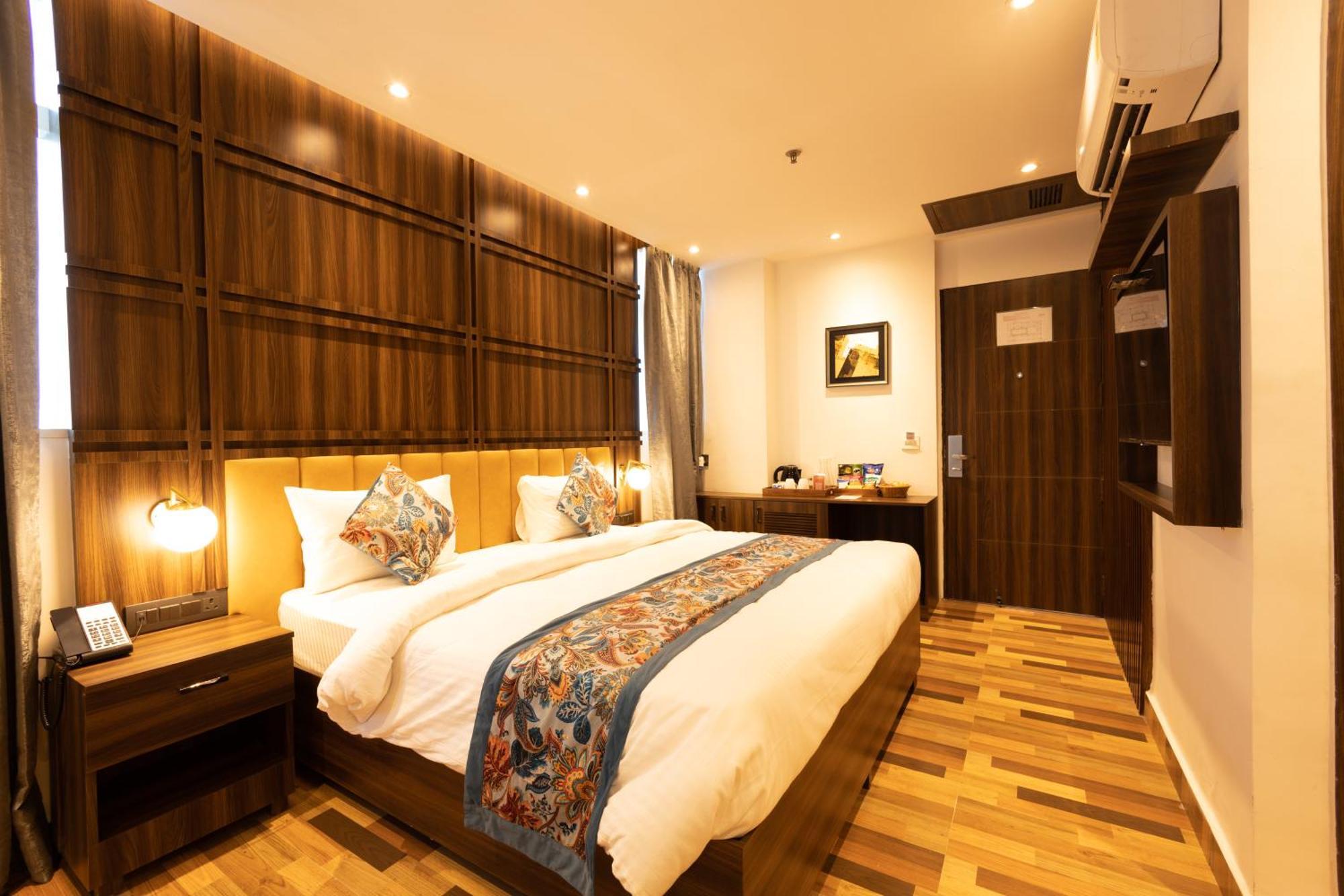 Hyphen Business Hotel 노이다 외부 사진