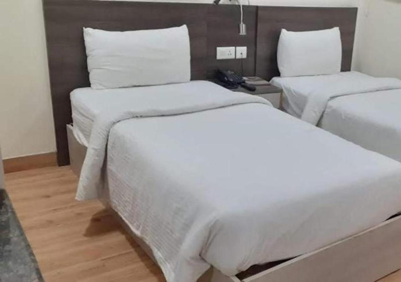 Hyphen Business Hotel 노이다 외부 사진