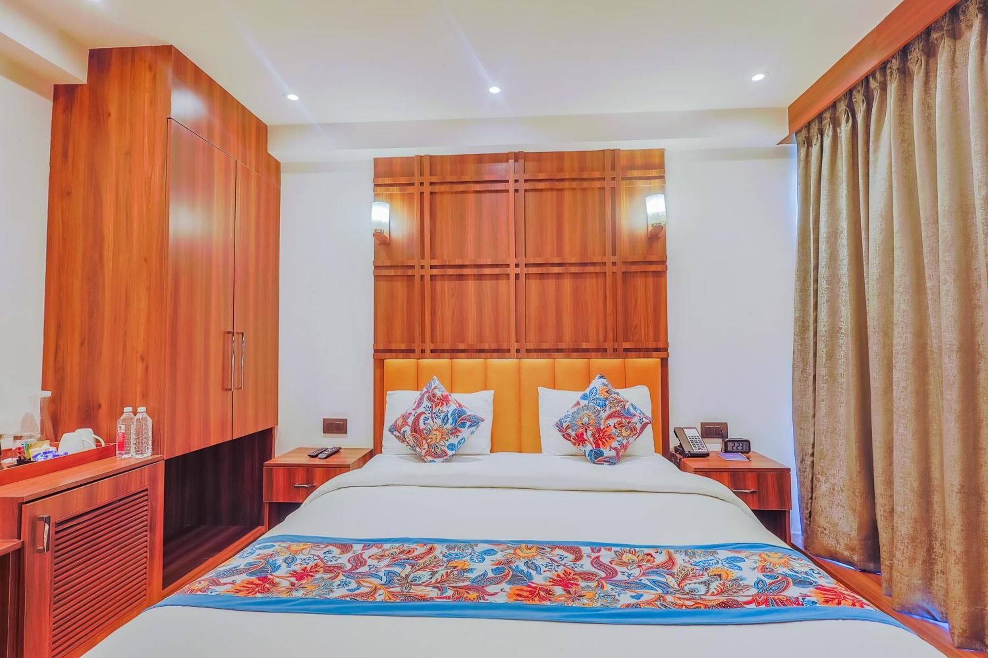 Hyphen Business Hotel 노이다 외부 사진