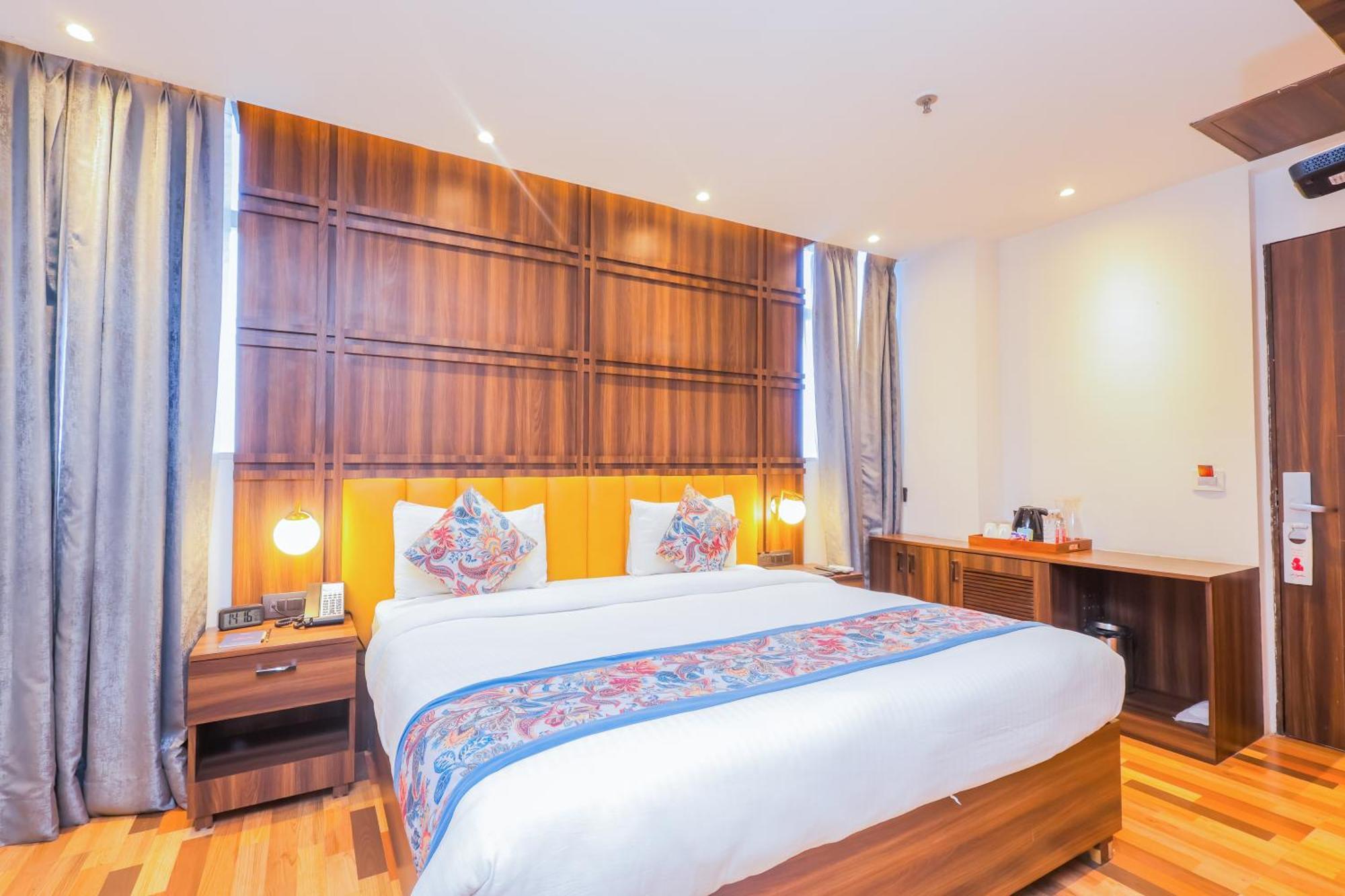 Hyphen Business Hotel 노이다 외부 사진