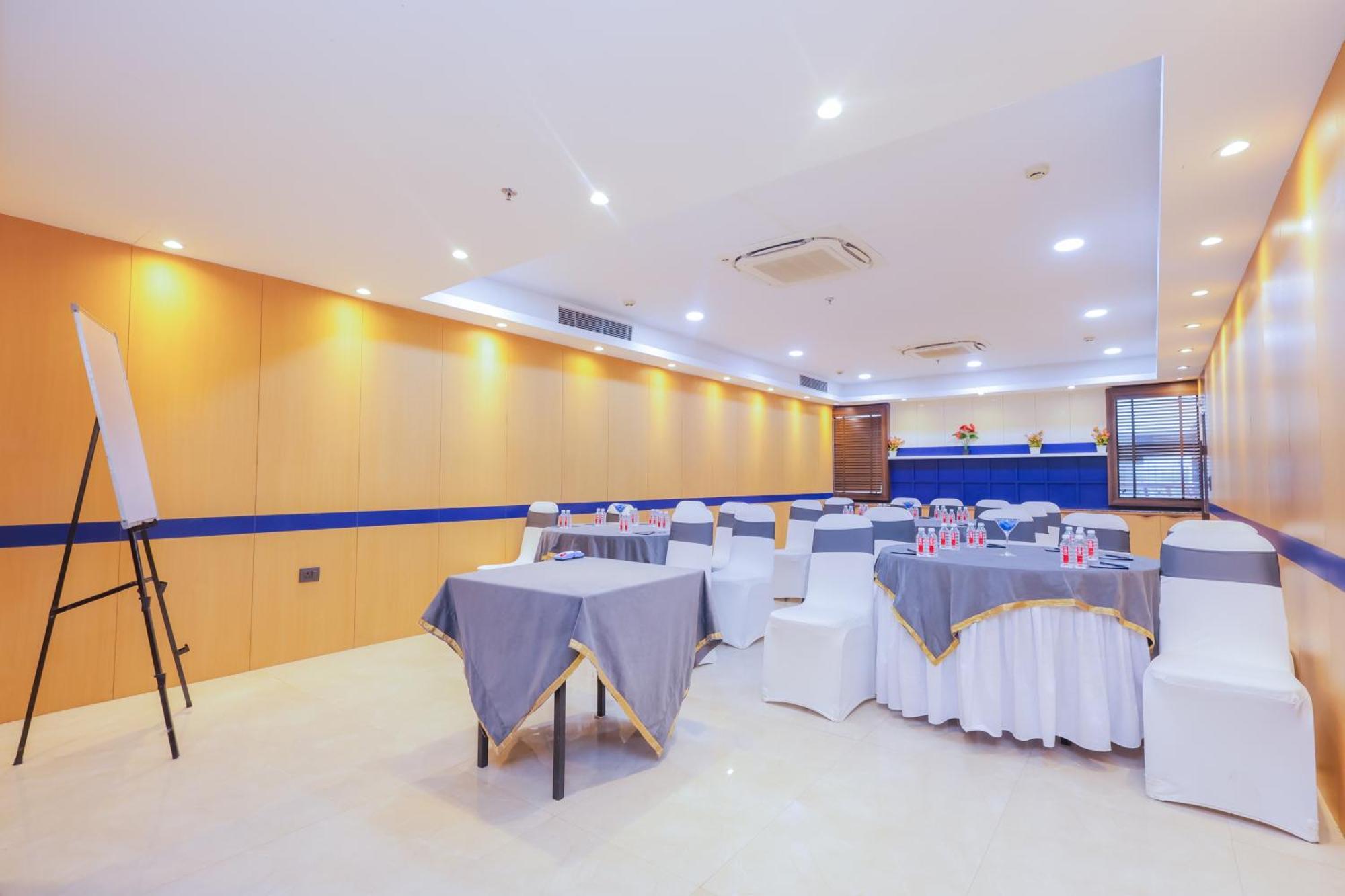 Hyphen Business Hotel 노이다 외부 사진