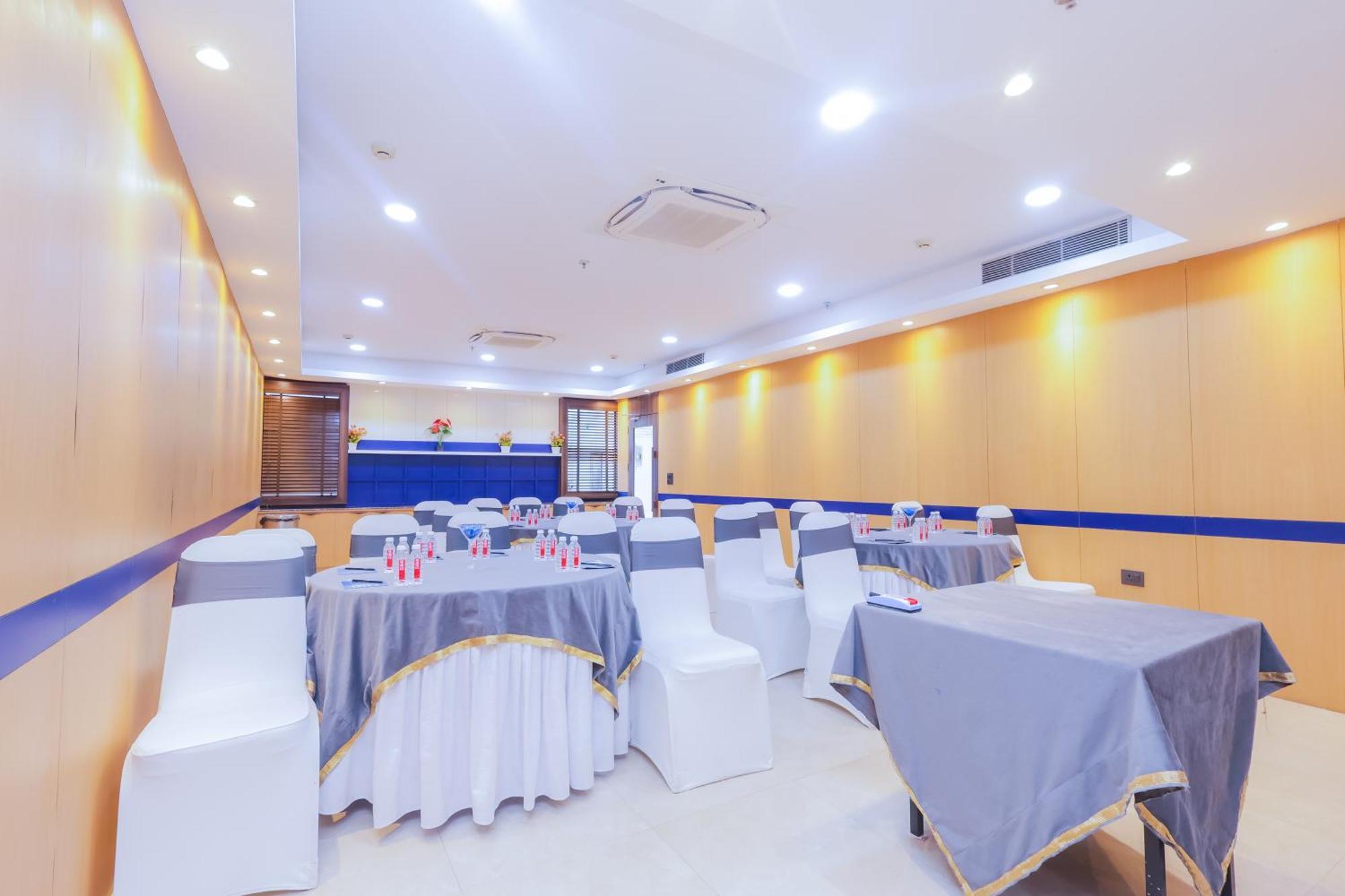 Hyphen Business Hotel 노이다 외부 사진